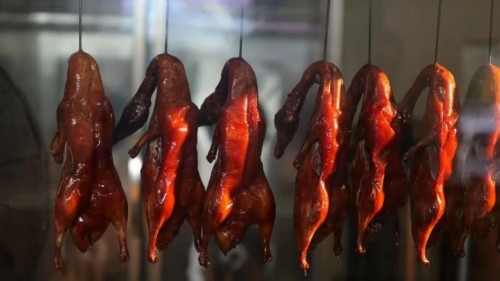 高校“鹅腿热”引热议：一只脆皮烧鹅背后的湿度控制工艺