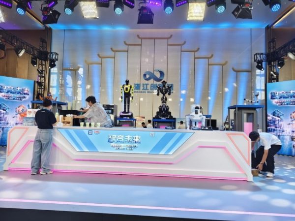 浙江移动5G-A硬核护航智能机器人大展直播现场